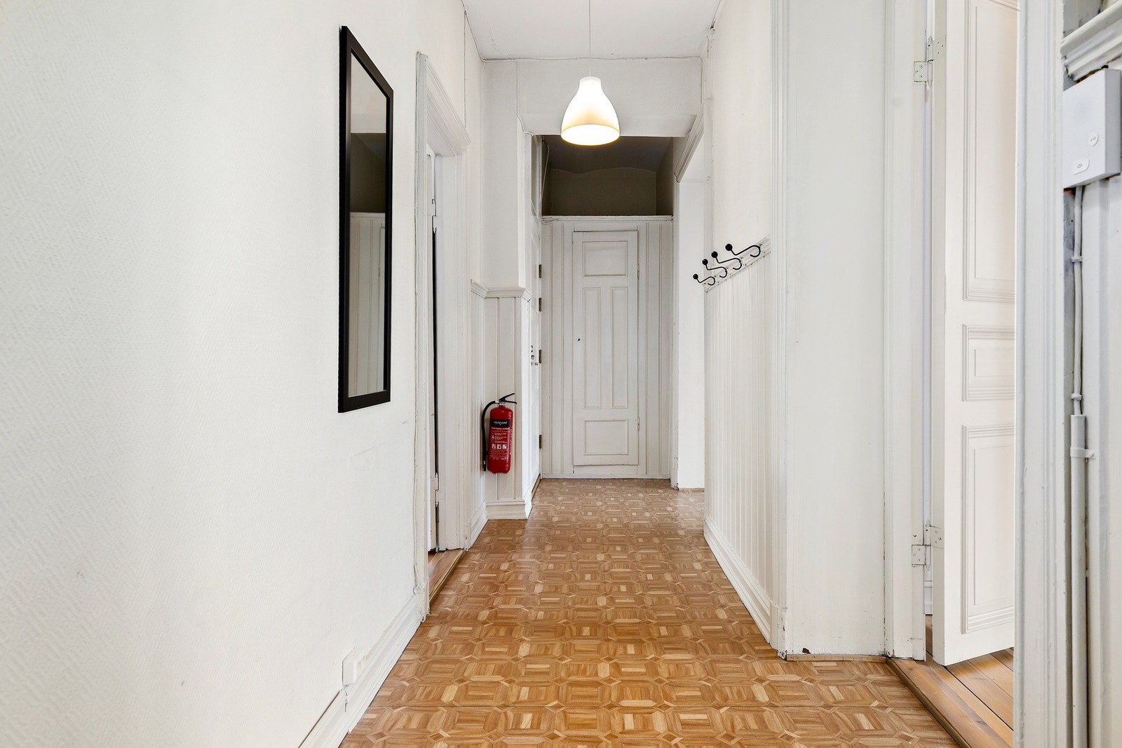 Romslig entré med gode oppbevaringsmuligheter i integrert skap. Galleribilde