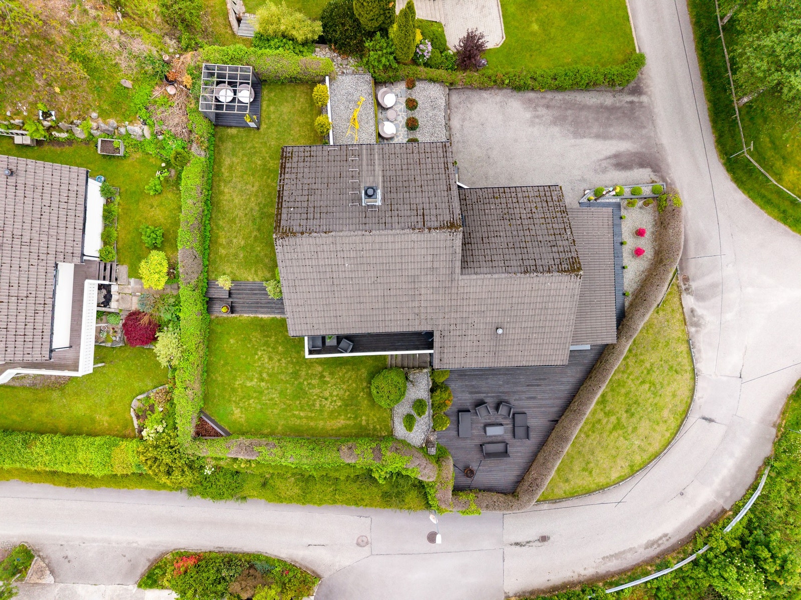 Den flotte Frøyland og Orstad kyrkje ligger heller ikke langt ifra eiendommen. Her er det et aktivt arbeid for både barn, ungdom og voksne, samt et rikt konserttilbud. Galleribilde