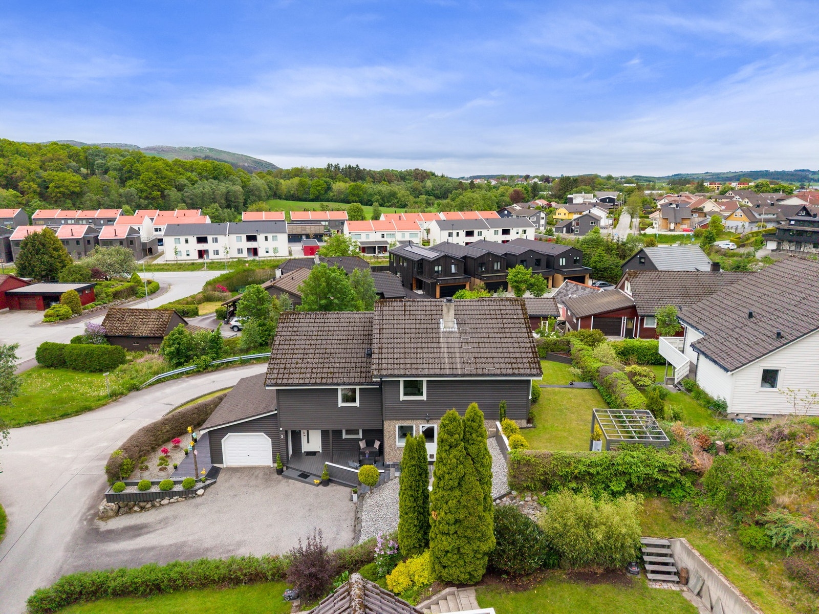Eiendommen ligger med kort avstand til flotte turområder rundt Stemmen, kalbergskogen og Frøylandsvannet med den nye bruen Midgardsormen over til Njåskogen. Galleribilde