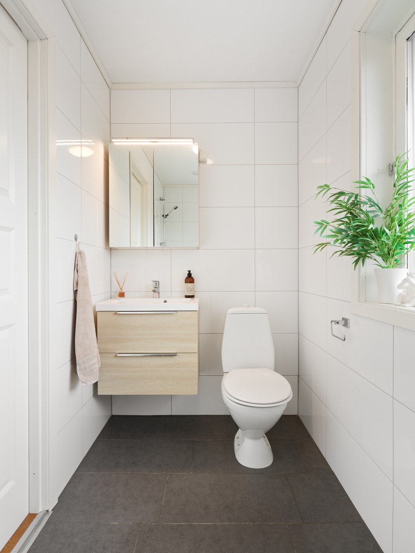Badet i underetasjen har fliser på gulv og vegger, samt varmekabler i gulv. Galleribilde