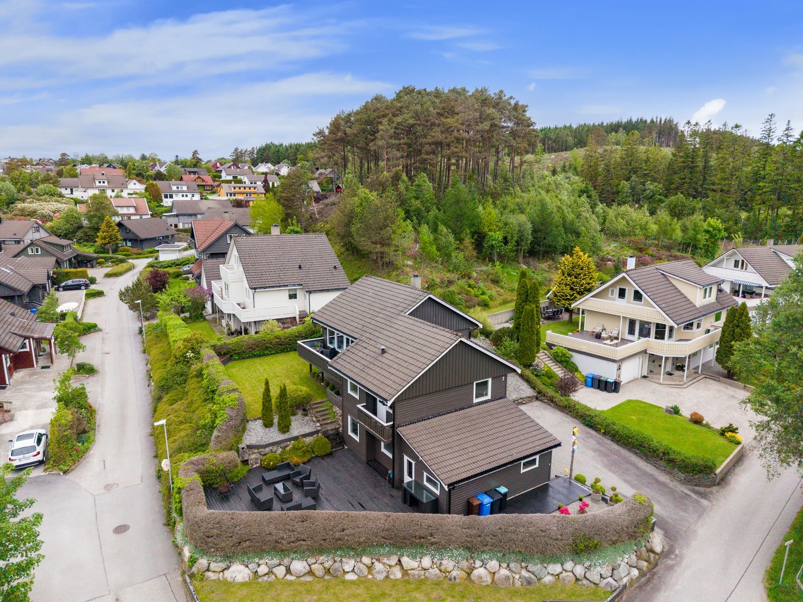 Kverneland har gode skole- og barnehagetilbud, blant annet Kvernaland barnehage, Frøyland barnehage, Frøyland skule og Frøyland Ungdomskule. Kvernaland sentrum kan by på dagligvarehandel hos Kiwi og Coop Extra, apotek, frisør, bank og legesenter, m.m. Galleribilde