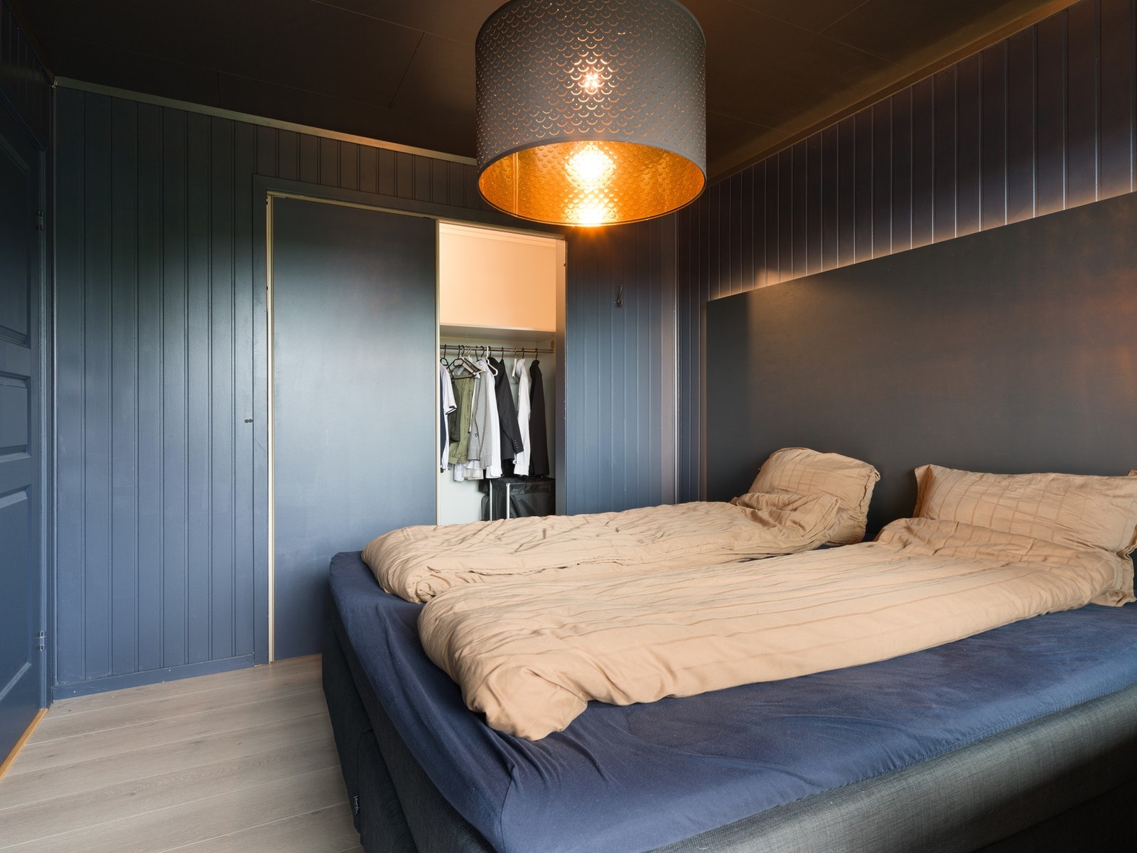 Hovedsoverommet har god plass til dobbeltseng, nattbord og direkte adkomst til walk in garderobe. Galleribilde
