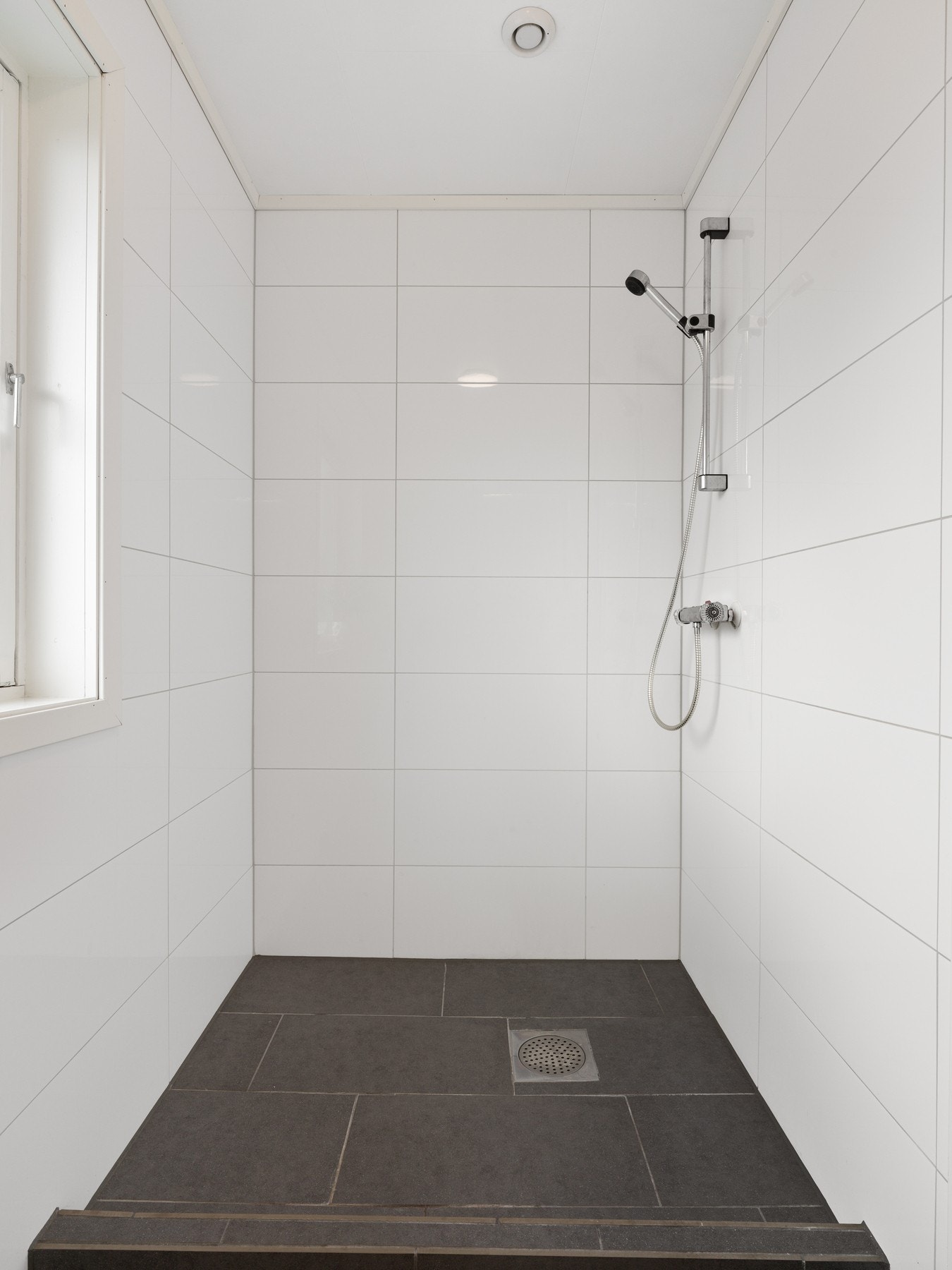 Badet er innredet med servantskap og speilskap. Videre er rommet utstyrt med toalett og dusj. Galleribilde