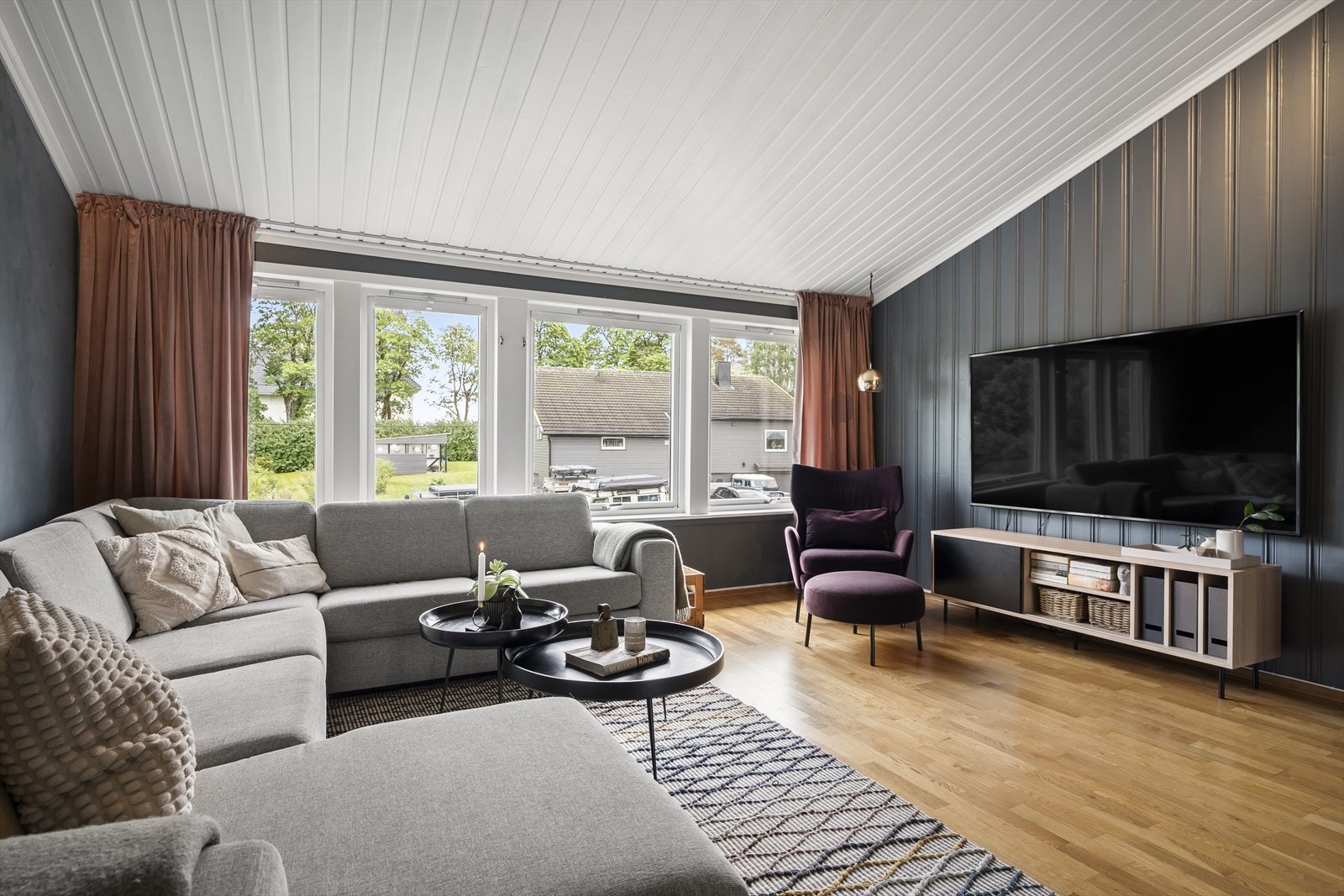 Stue med ekstra god takhøyde og peis Galleribilde
