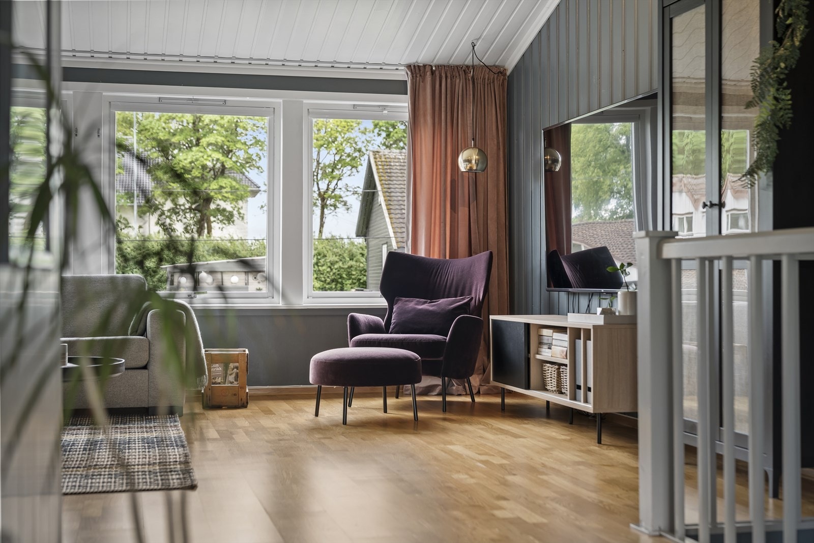 Stue med ekstra god takhøyde og peis Galleribilde