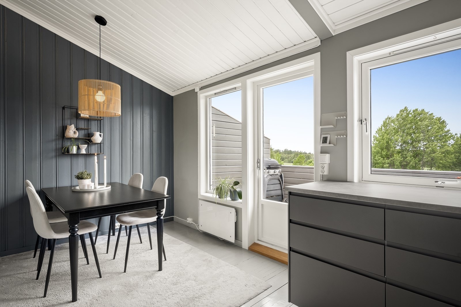Utgang til balkong med flott utsikt og glimrende kveldsol til ca kl 23. Galleribilde