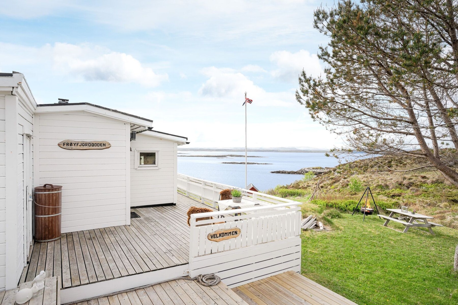 Hytta har en meget romslig terrasse Galleribilde