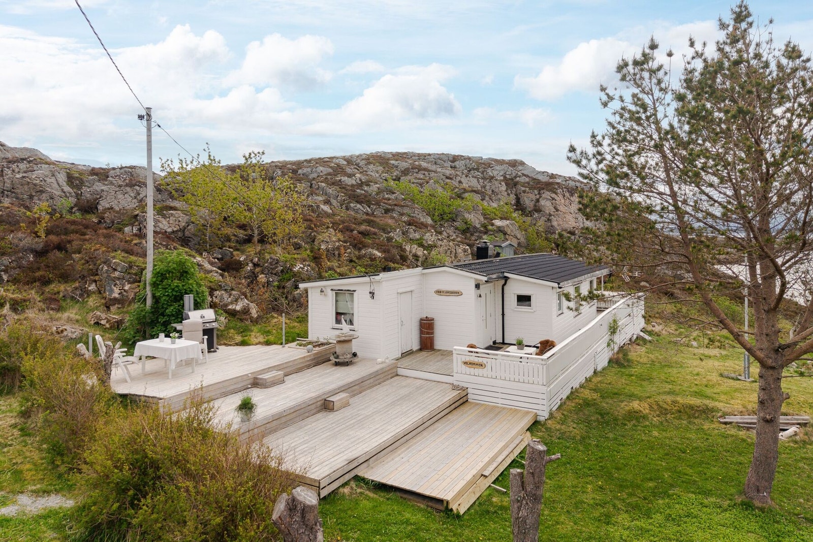 Terrassen gir rom for flere sittegrupper, grill m.m. En flott samlingsplass for venner eller familie på fine sommerdager Galleribilde