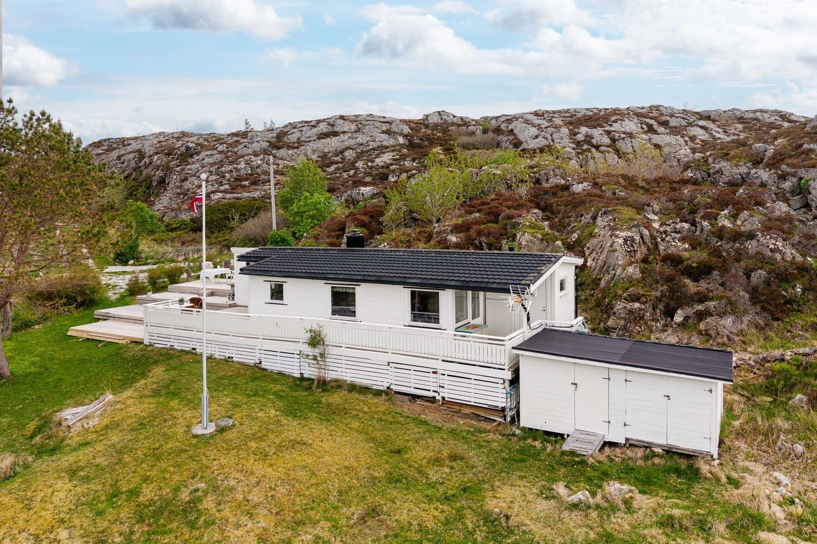 Hytta har en skjermet beliggenhet for seg selv Galleribilde