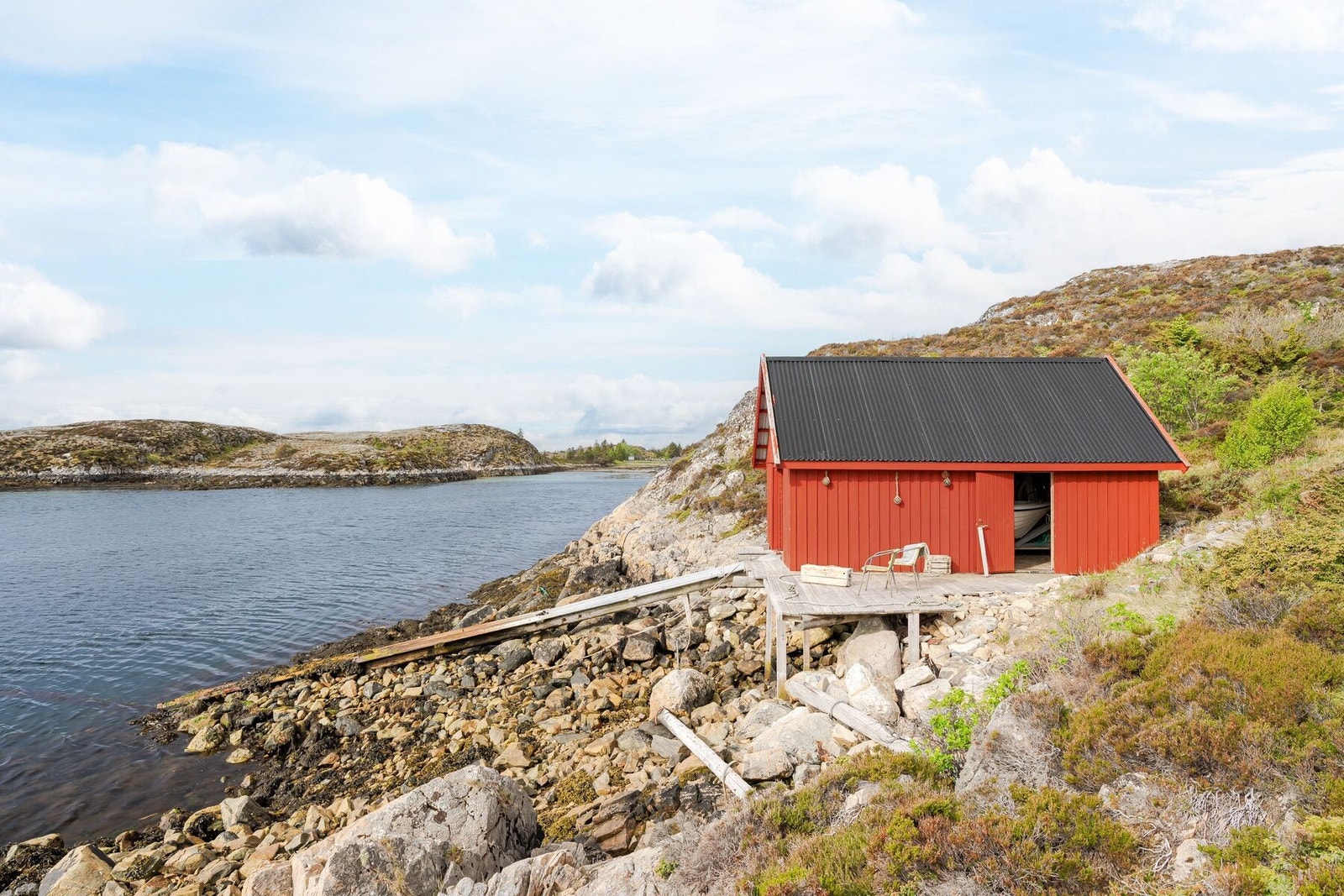 Med eiendommen følger det også ett naust oppført i 2006 Galleribilde