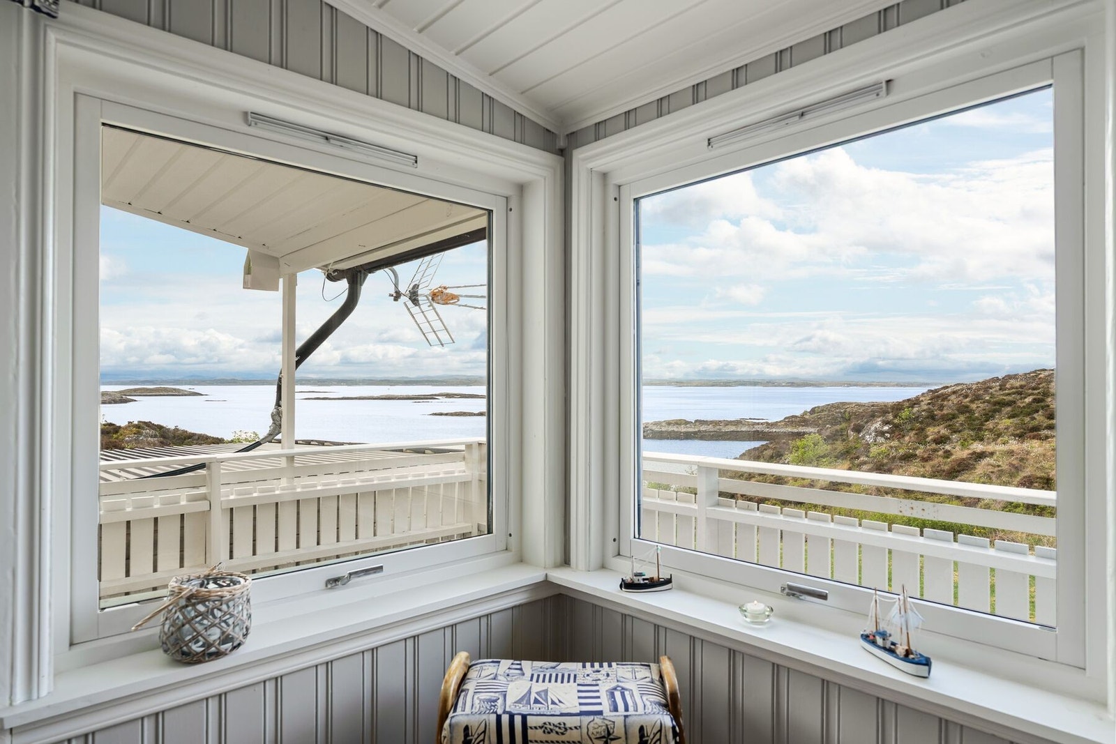 Store vinduer fremmer den flotte utsikten fra stua Galleribilde