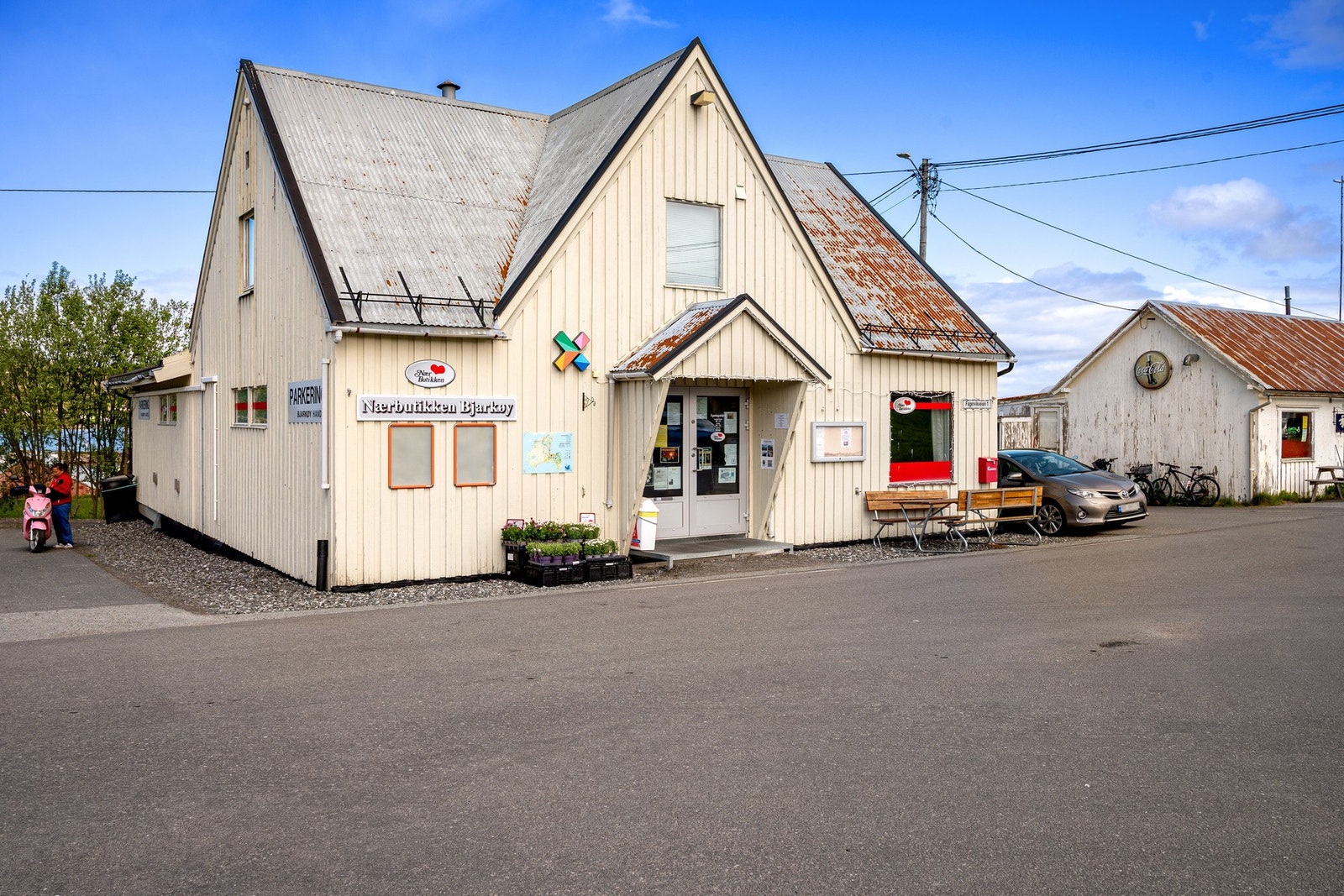 Nærbutikk kun 300 m unna gir tilgang til det du trenger Galleribilde
