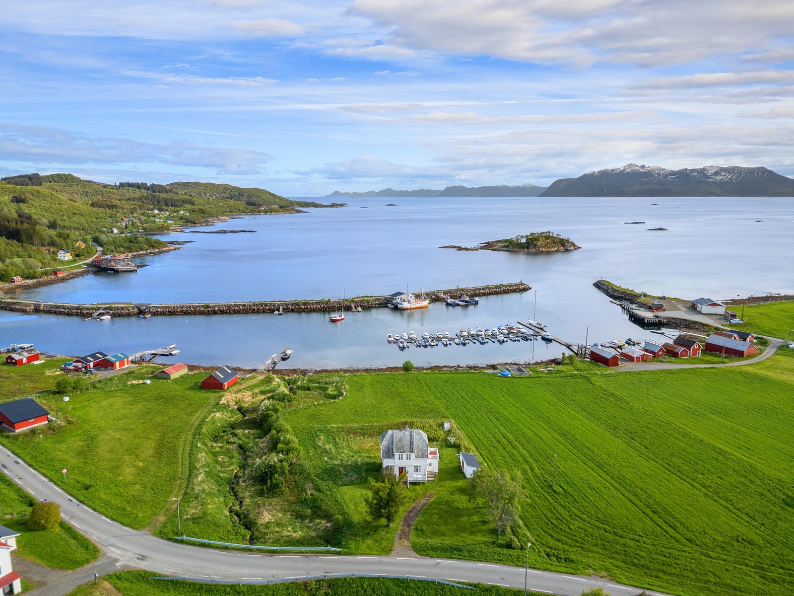 Omkranset av idyllisk natur, med kort vei ned til havet og skjærgården Galleribilde