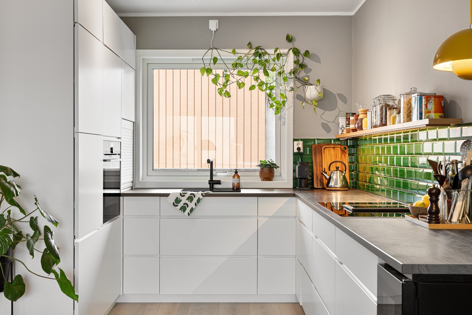 Innredningen er kombinert med integrerte hvitevarer fra Siemens som gir et stilrent og funksjonelt uttrykk. I tillegg er kjøkkenet utstyrt med et elegant vinskap fra Temptech - perfekt for vinentusiasten. Galleribilde