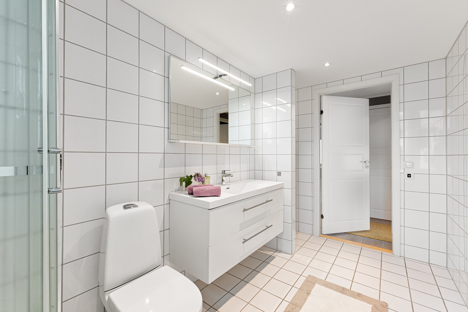 Badet er utstyrt med elektriske varmekabler i gulv og ny termostat er nylig etablert. Galleribilde