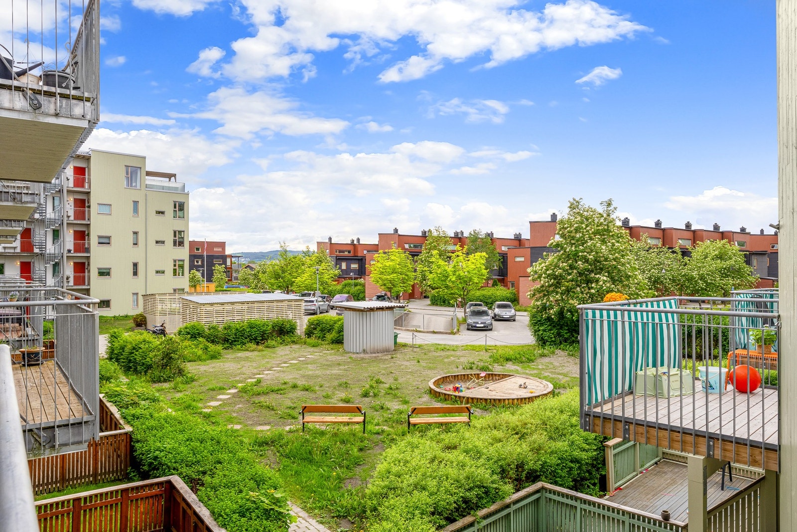 Balkongen vender mot vest, og i sommerhalvåret kan du nyte solen fra midt på dagen (ca. kl. 14.30) til rundt kl. 21.00. Galleribilde