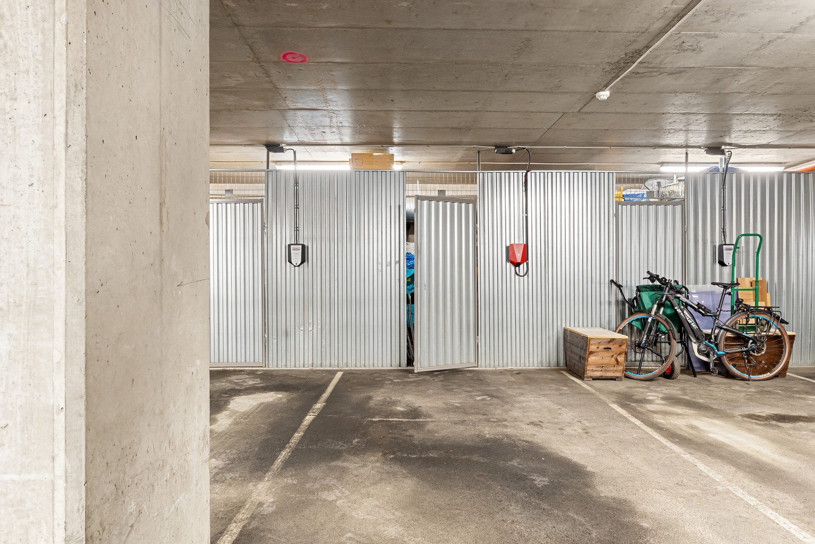 Det medfølger fast parkeringsplass i byggets kjeller. Det er installert elbillader. Boden er praktisk plassert rett bak parkeringsplassen, med enkel og rask adkomst. Galleribilde