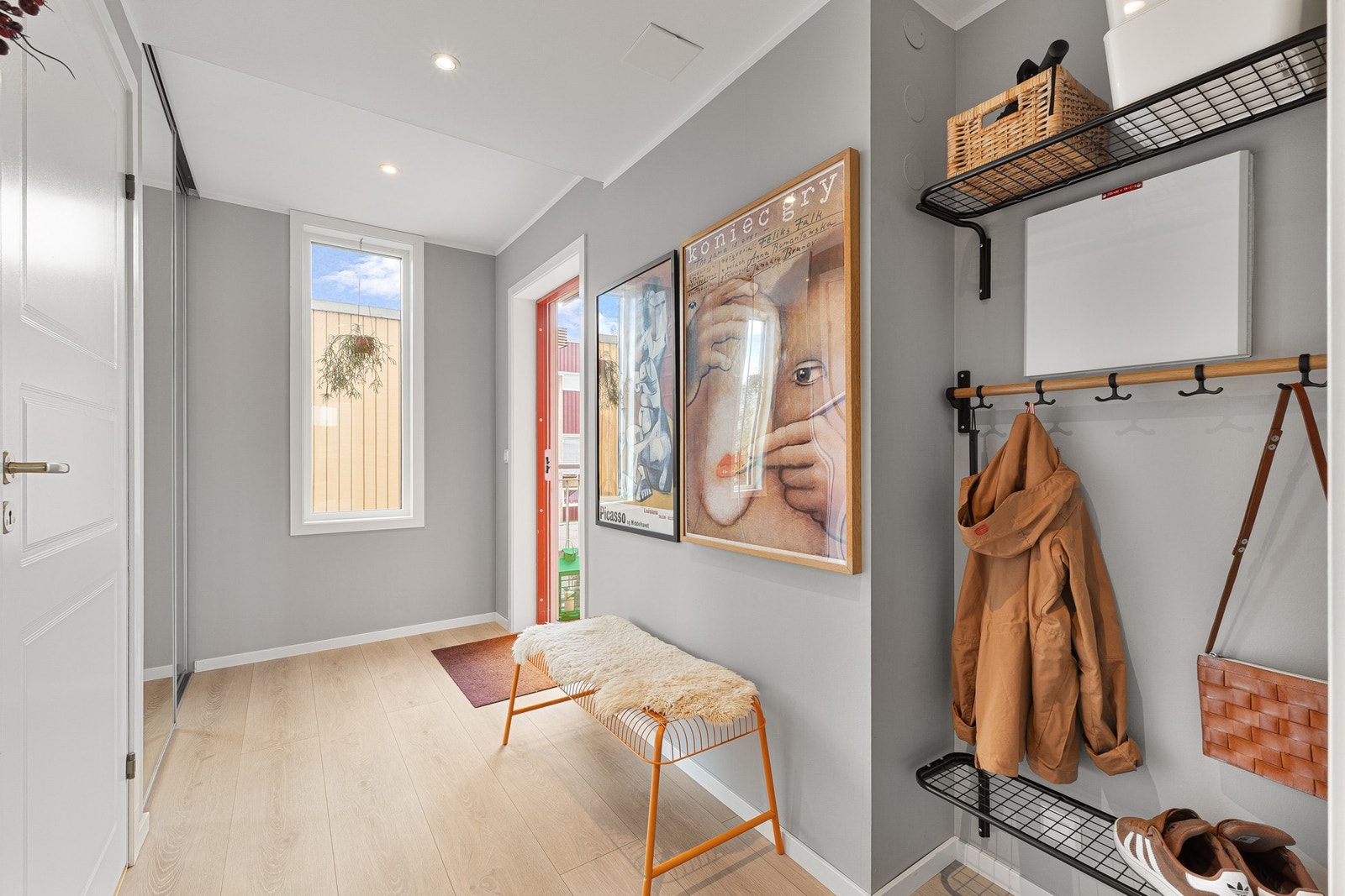 Entréen er utstyrt med integrert skyvedørsgarderobe og byr på godt med lagringsplass for oppbevaring av sko og annet yttertøy. Galleribilde