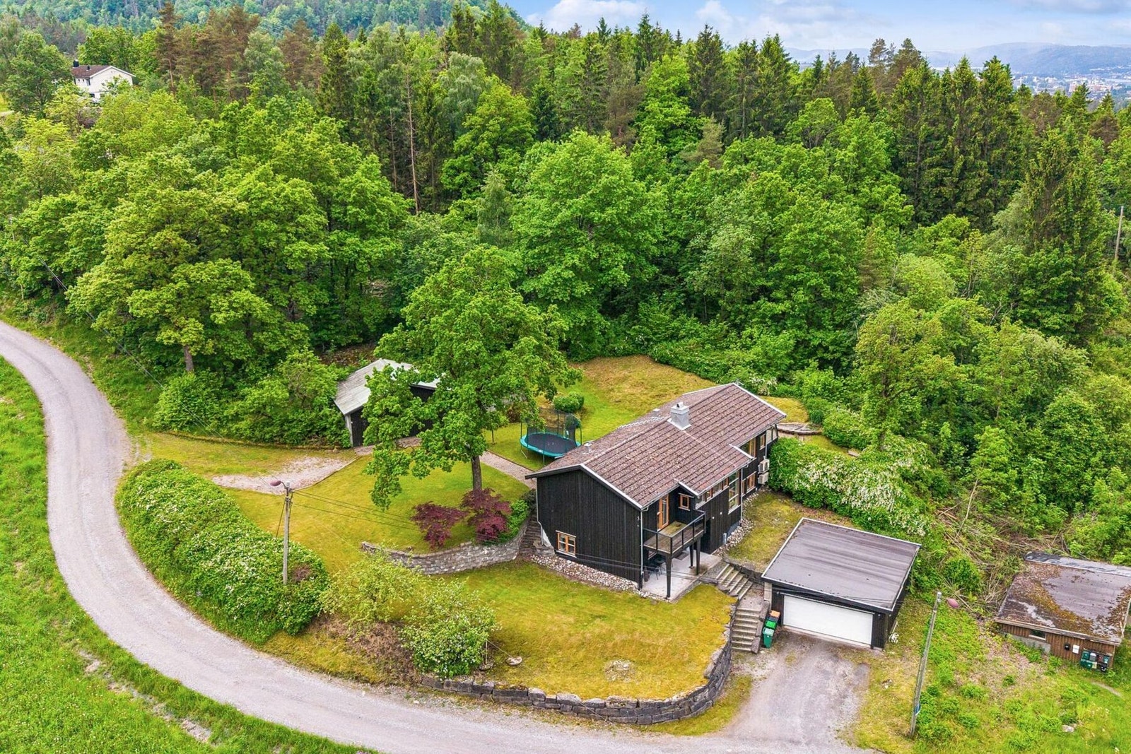 Dronebilde av eiendommen. Galleribilde