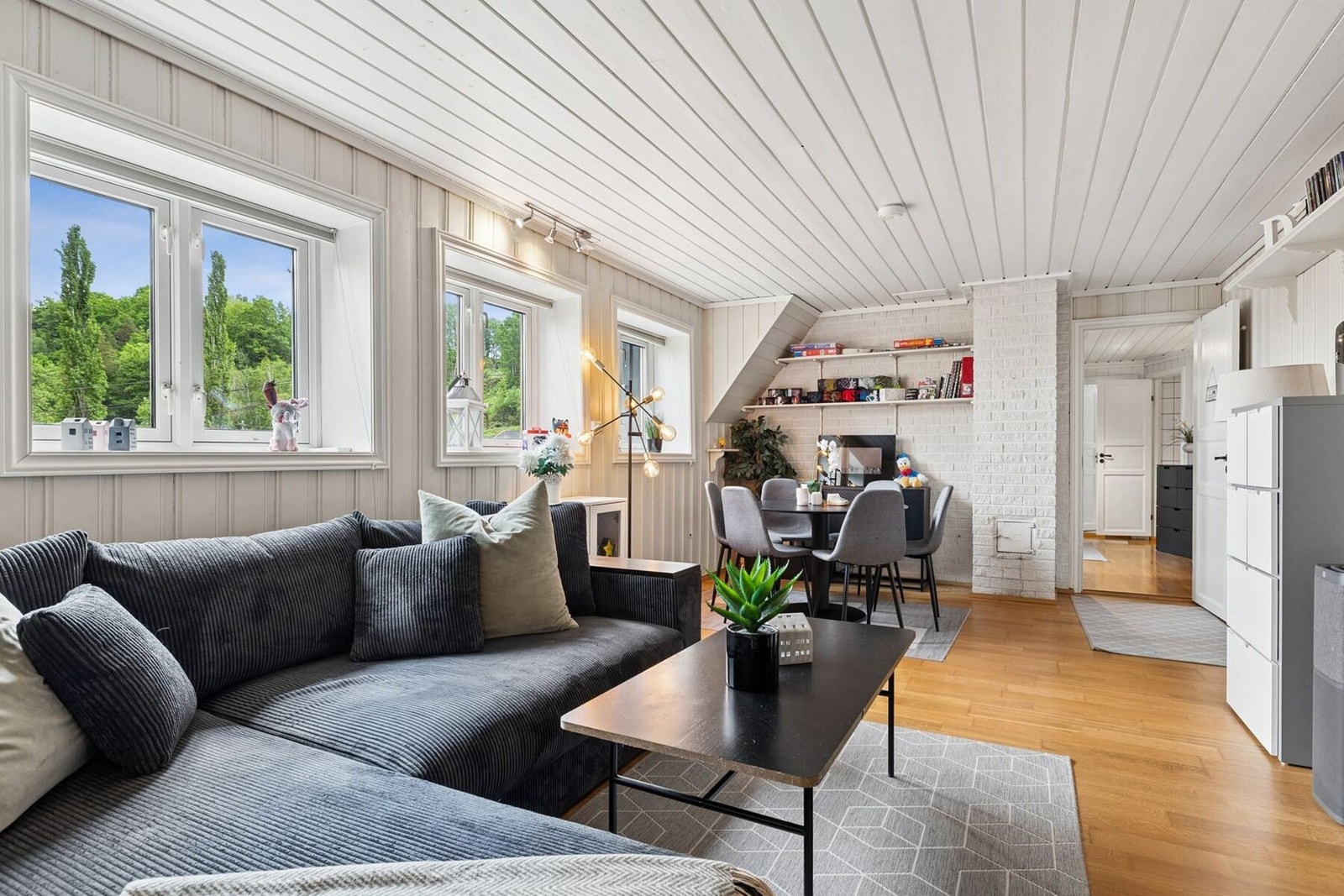 I kjellerstuen er det godt med vinduer som også har flott utsikt. Galleribilde