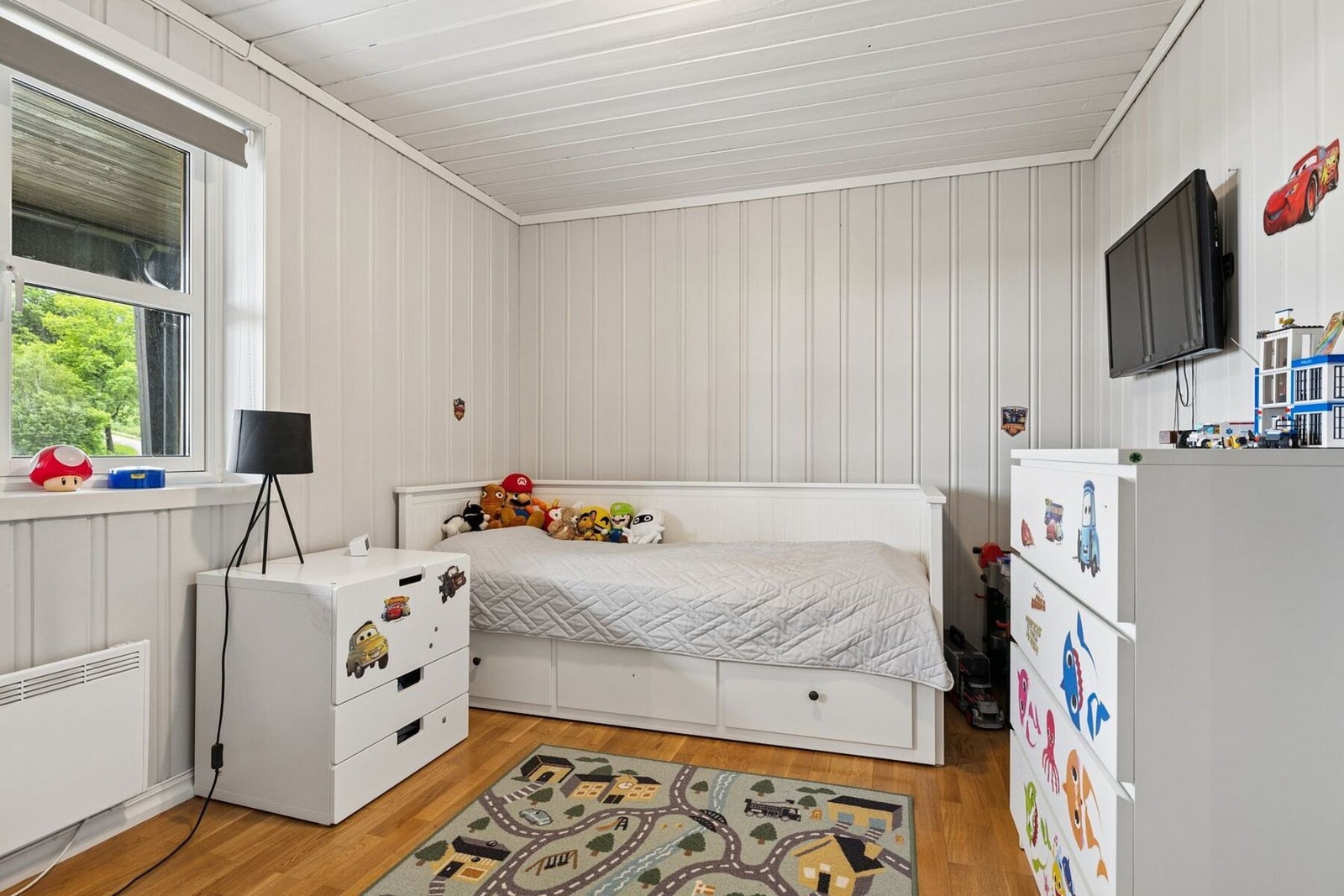 Soverom 1. Trivelig rom med plass til seng, pult og annen møbelering for oppbevaring. Galleribilde