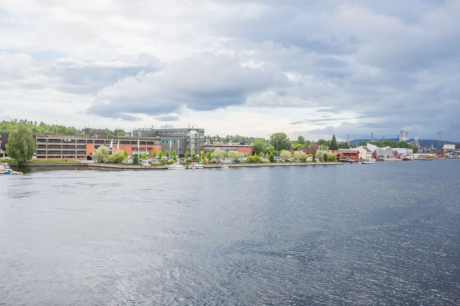 Down Town ligger ca 8 min kjøring fra eiendommen. Stort handlesenter med mye butikker. Galleribilde