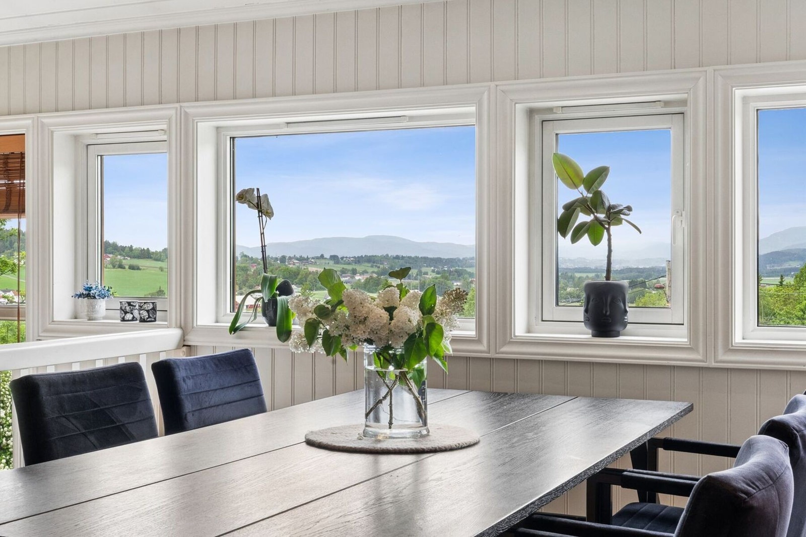Dekorasjoner får plass både på bordet og i vinduskarmene. Galleribilde