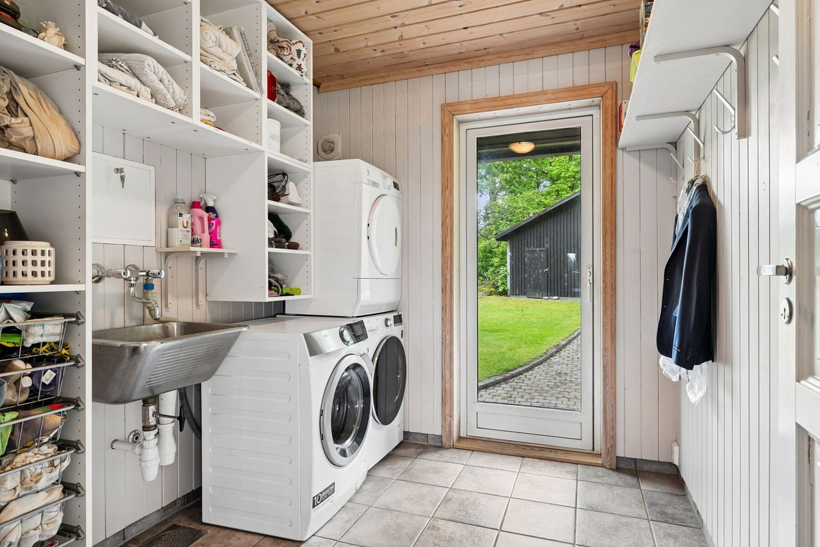 Praktisk vaskrom med dirkte utgang til hagen. Galleribilde