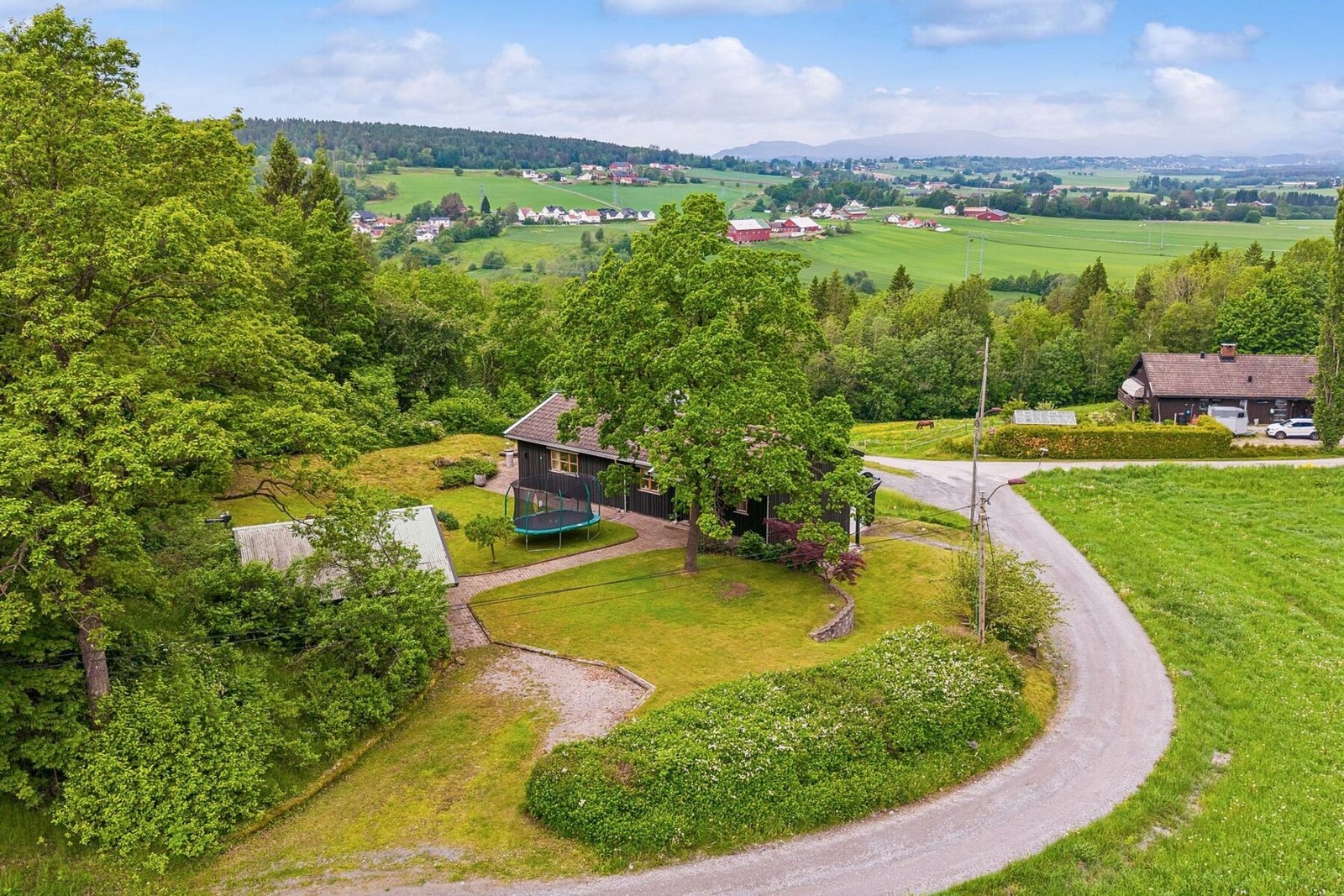 Dronebilde av eiendommen. Se på den flotte utsikten og den landlige beliggenheten! Galleribilde