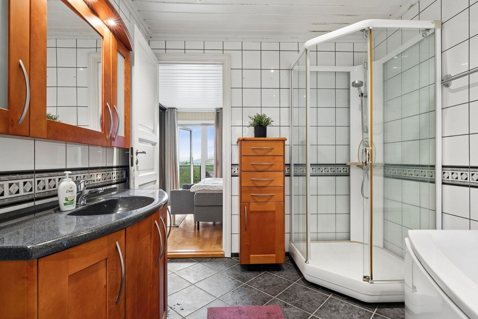 Det store badet ligger i tilknyttning til hovedsoverommet. Galleribilde