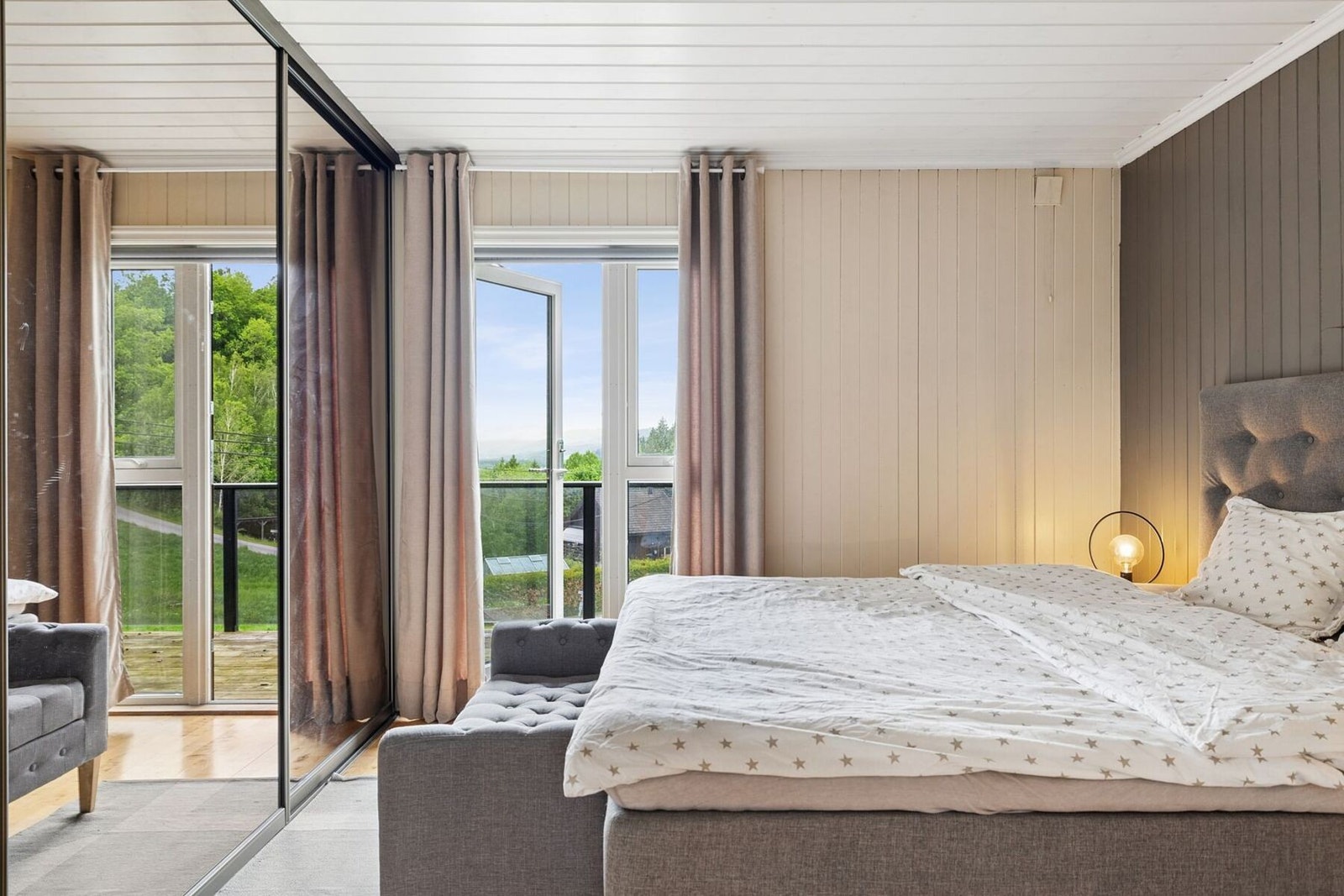 Fra hovedsoverommet kan du gå rett ut på verandaen. Galleribilde