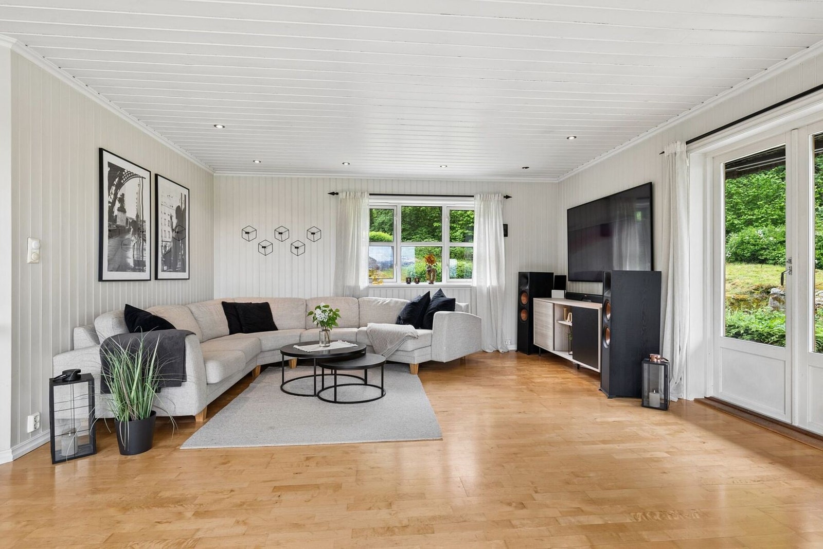 Stort areal til å evt. sette flere møbler om man ønsker å utvide sofagruppen. Galleribilde