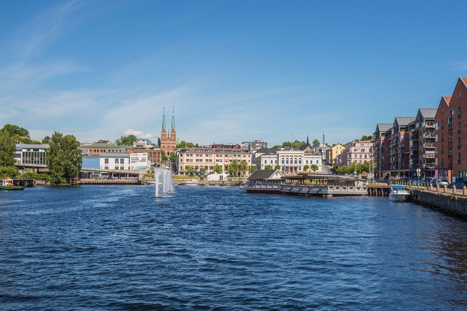 Skien ligger ca 15 min. kjøring fra eiendommen. Galleribilde