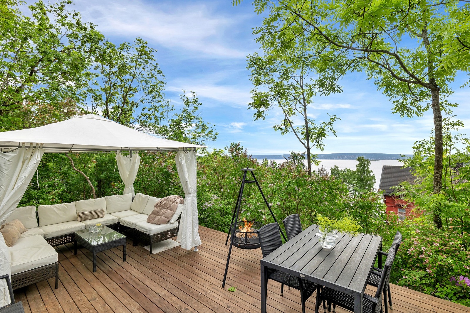Felles terrasseplatting med sittegruppe og spisegruppe, her kan kveldene nytes Galleribilde