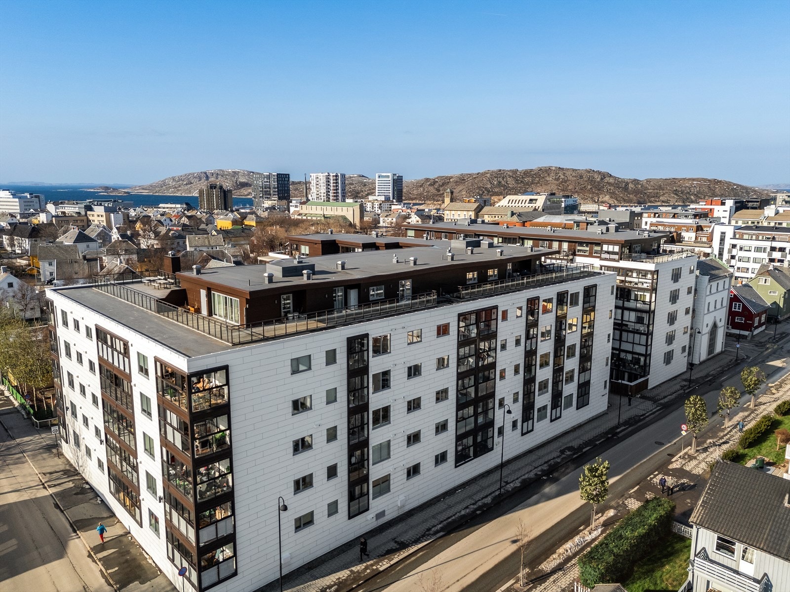 Sameiet har flotte fellesfasiliteter, herunder treningsrom, selskapslokale, gjesteleiligheter, snekkerbod, sykkelparkering og felles takterrasse. Galleribilde