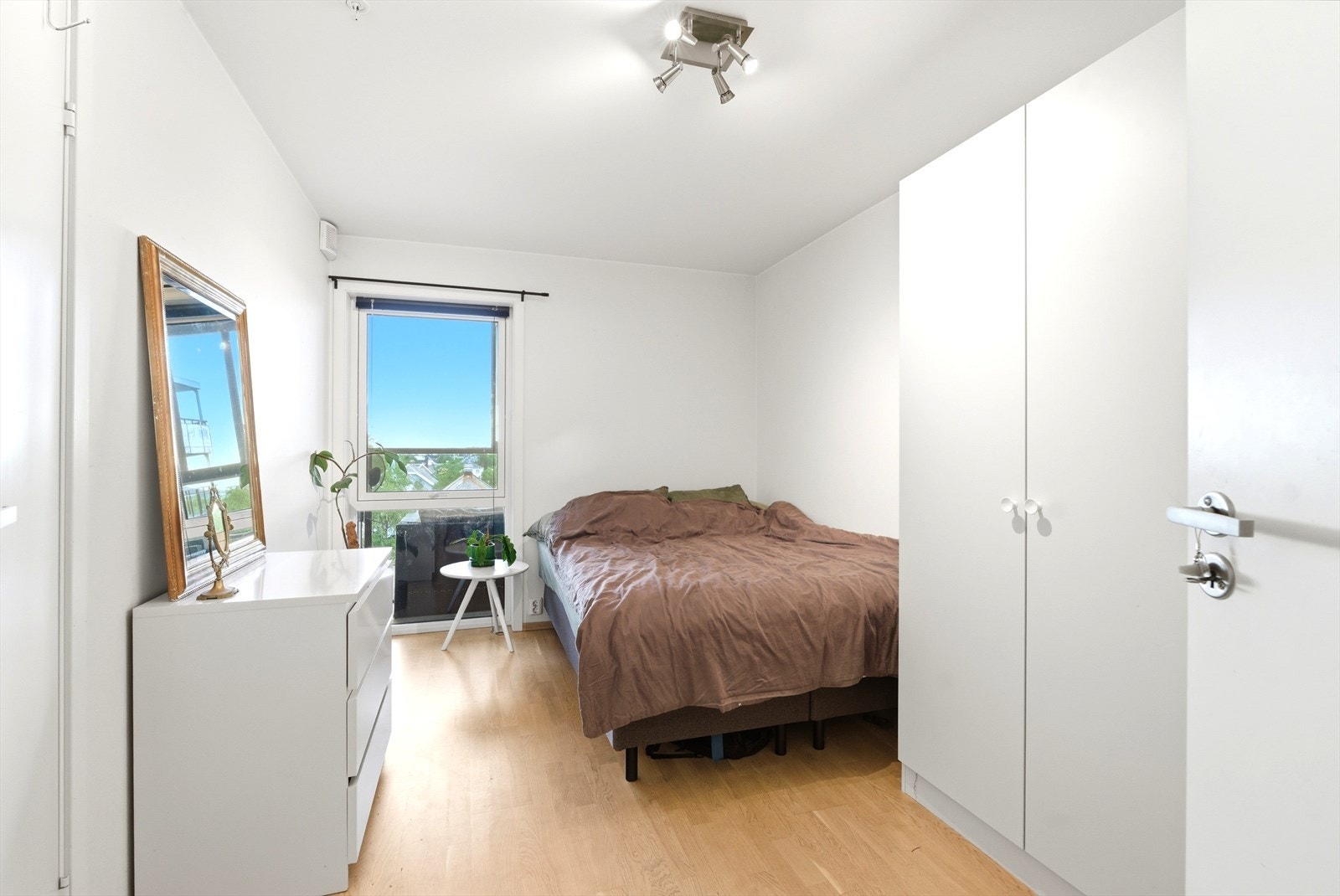 Lyst og trivelig soverom med plass til dobbeltseng og godt lysinnslipp fra vinduet. Galleribilde