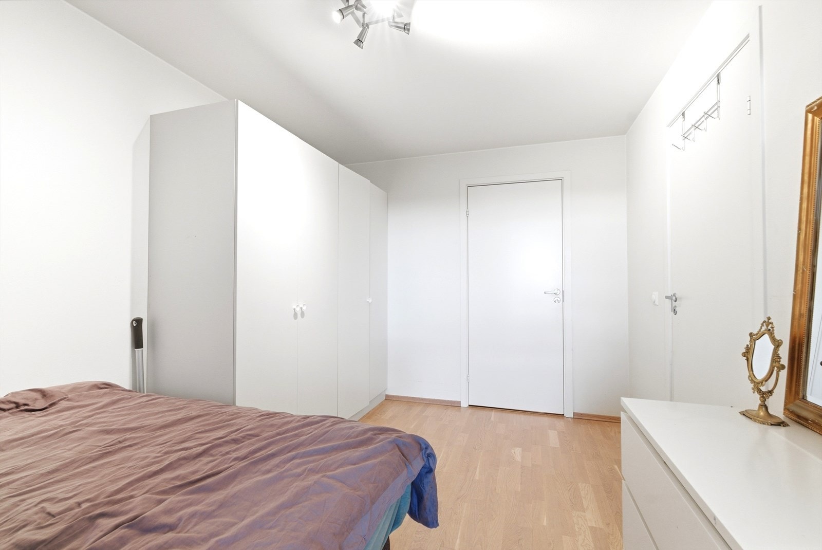 Rommet har gode oppbevaringsmuligheter i garderobeskap og inngang til badet. Galleribilde