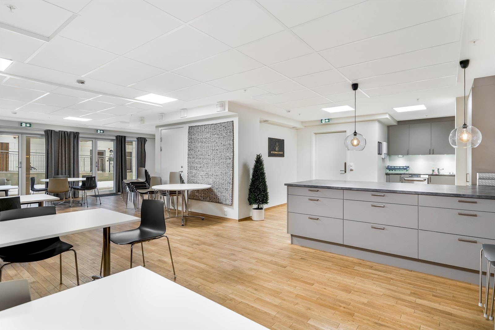 Praktisk selskapslokale i sameiet som kan leies ved større sammenkomster og markeringer. Galleribilde