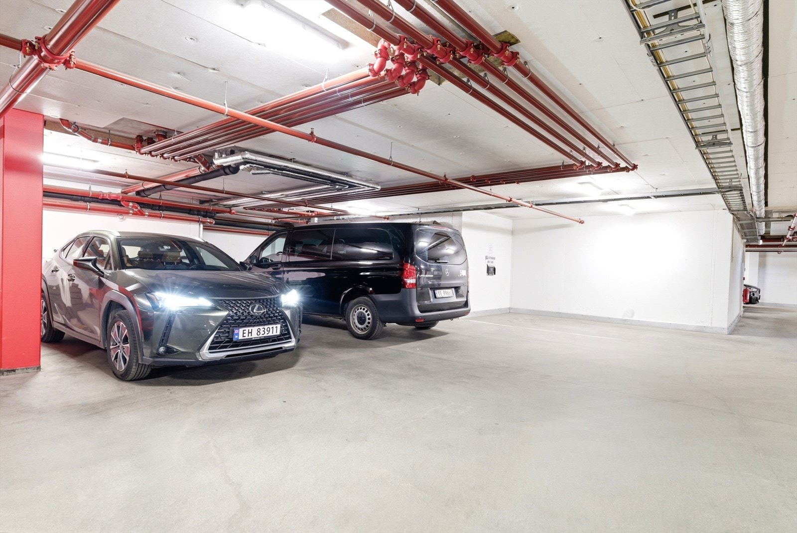 Egen parkeringsplass i lukket garasjeanlegg gir en komfortabel hverdag, med gjesteparkering tilgjengelig i anlegget. Galleribilde