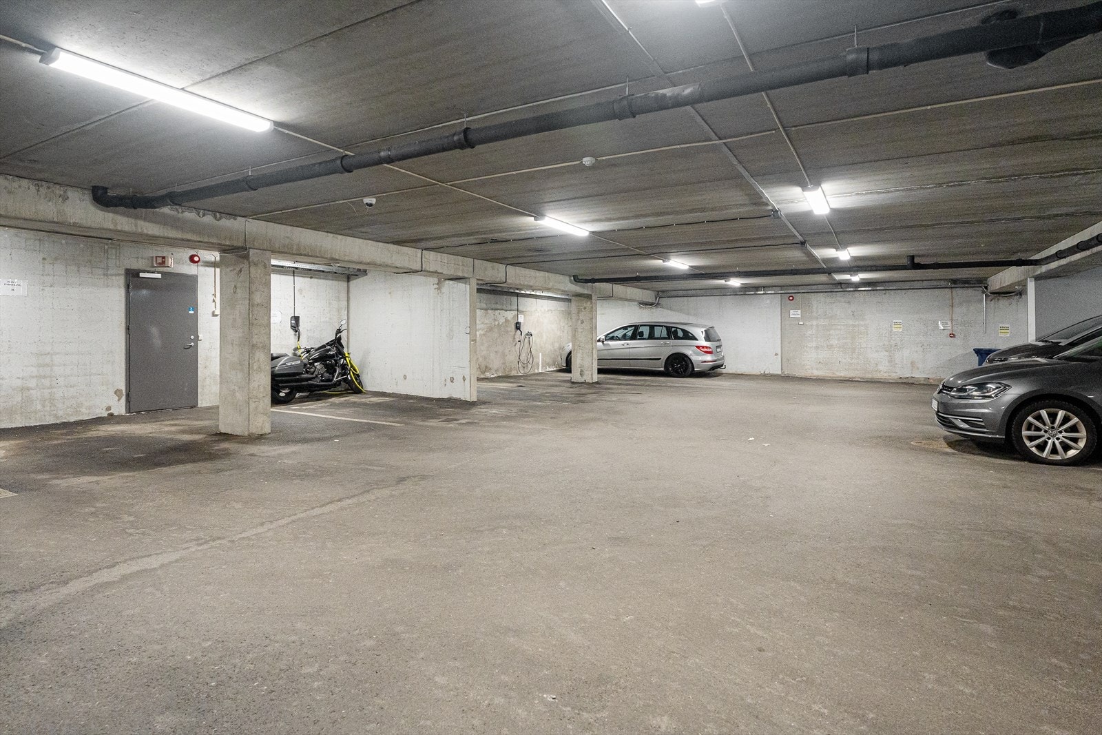 Det er parkering i lukket garasjeanlegget med innkjørsel fra Strandgata - Dør videre til trapperommet opp til leiligheten! Galleribilde