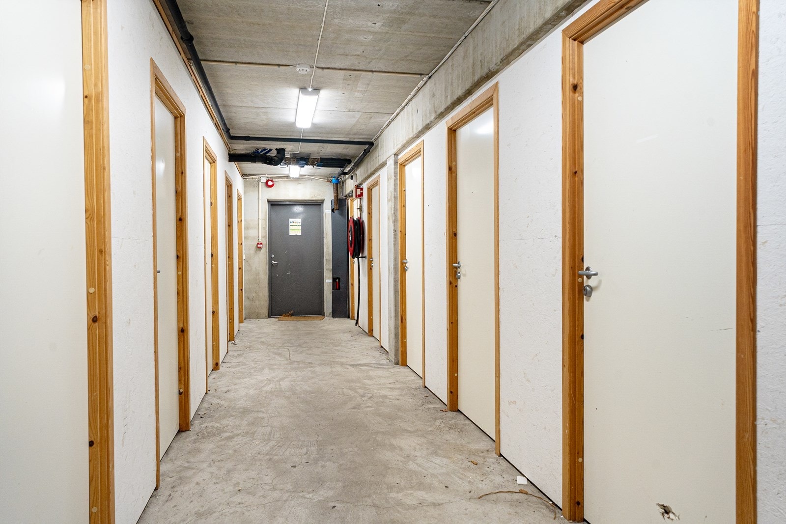 Når du kommer ned trappen til bodene, ligger boden til leilighet som tredje bod på høyre hånd.
Boden er på ca. 4 kvm. Galleribilde