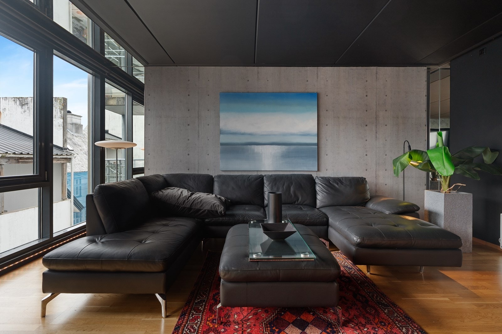 I 2017 ble de fleste innvendige vegger malt i mørke farger og takene ble malt svarte. Vegg bak tv ble tapetsert i betongmotiv. Galleribilde