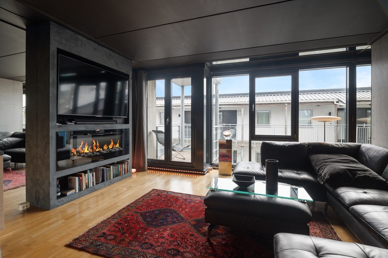 Stuen fremstår moderne og stilfull med plassbygget TV-seksjon og elektrisk peis. Galleribilde