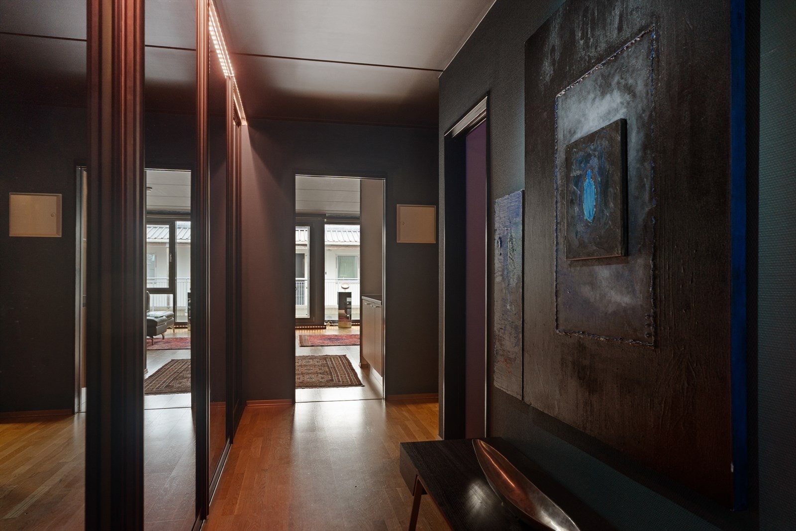 Stor og luftig gang ønsker deg velkommen inn i leiligheten og har god plass til det en skulle ha av ytter- og skotøy i stor skyvedørsgarderobe. Galleribilde