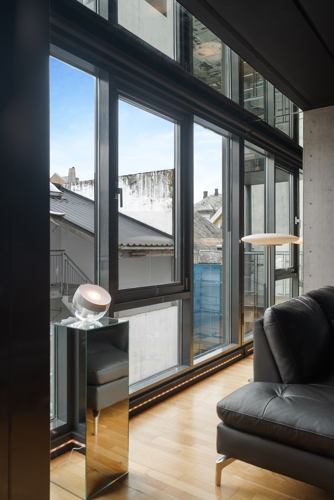 Detalj med speil i tak over vindu og på vegg ved den plassbebygde tv-seksjonen. Galleribilde