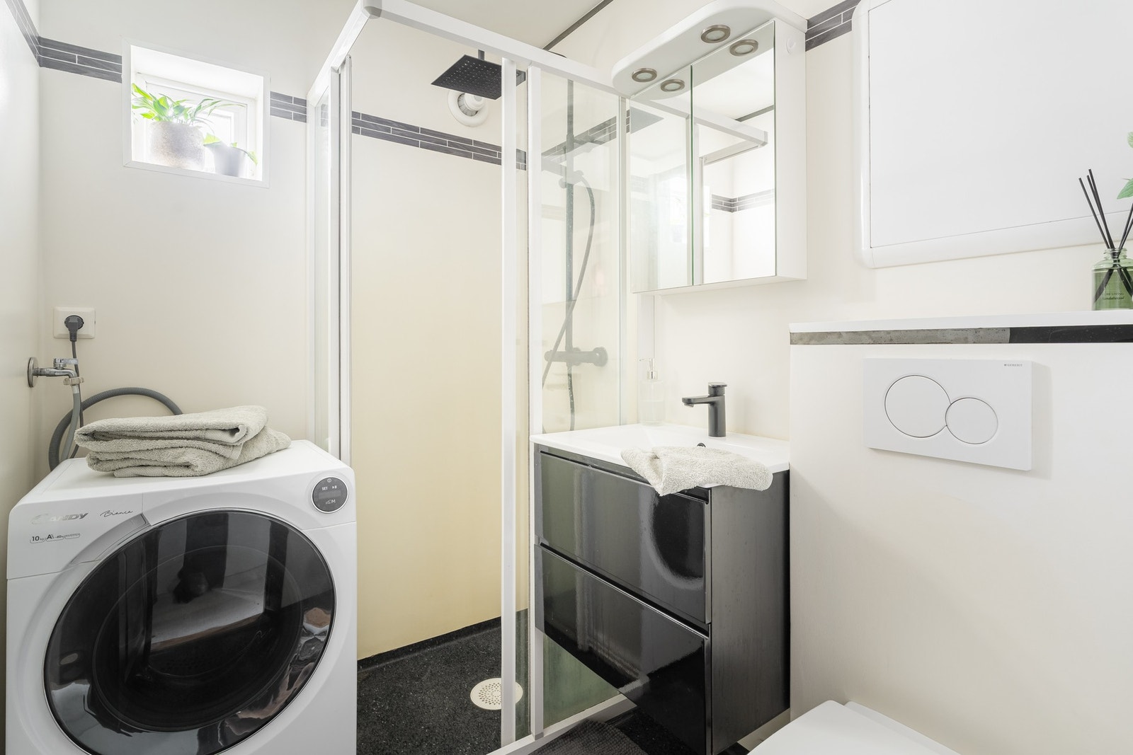 Badet måles til 3 kvm. og har vinylbelegg på gulv og malte plater på vegg, og underliggende varmekabler. Galleribilde