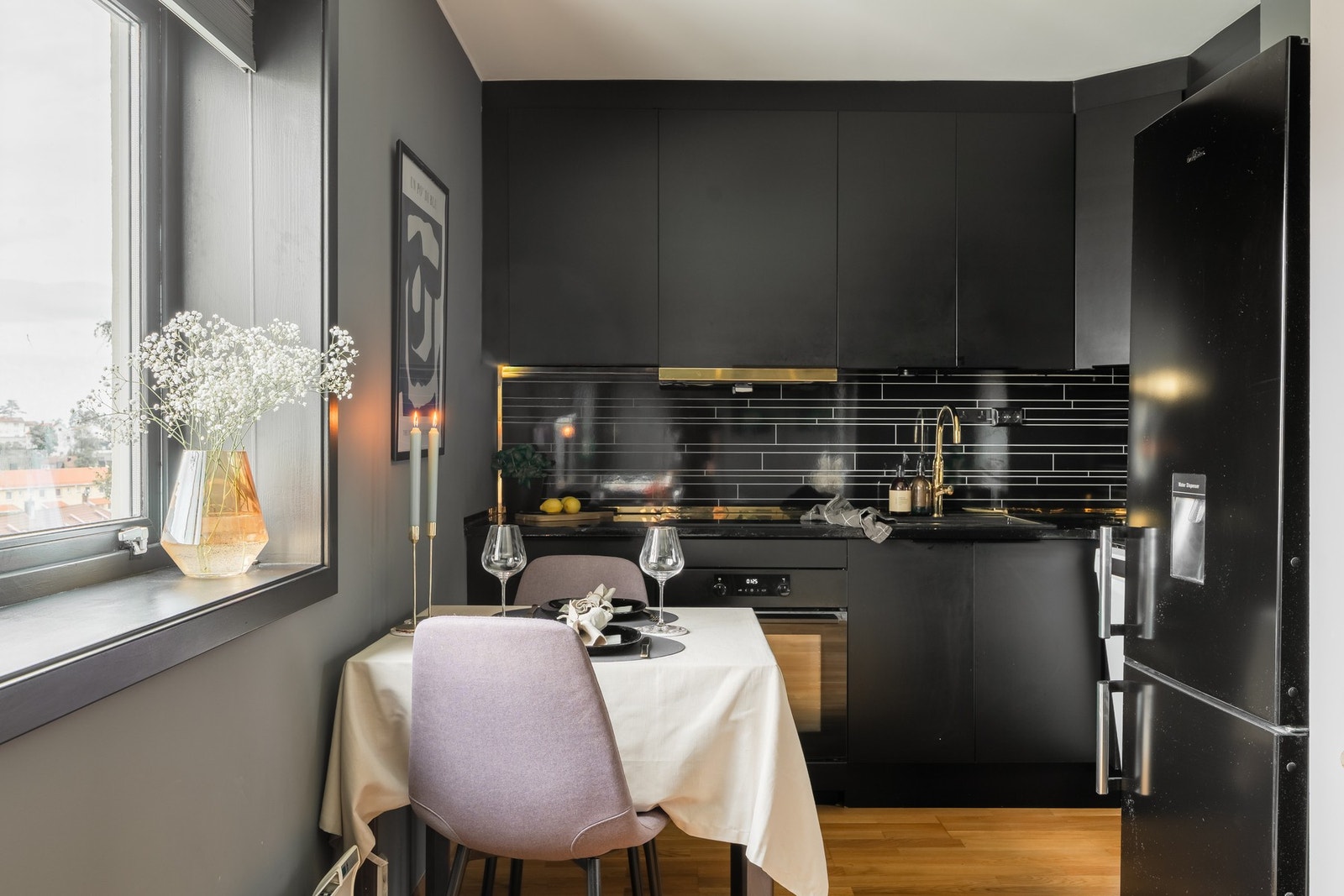Kjøkkenet er levert av Norema og har en innredning som består av slette fronter og benkeplate av laminat. Galleribilde