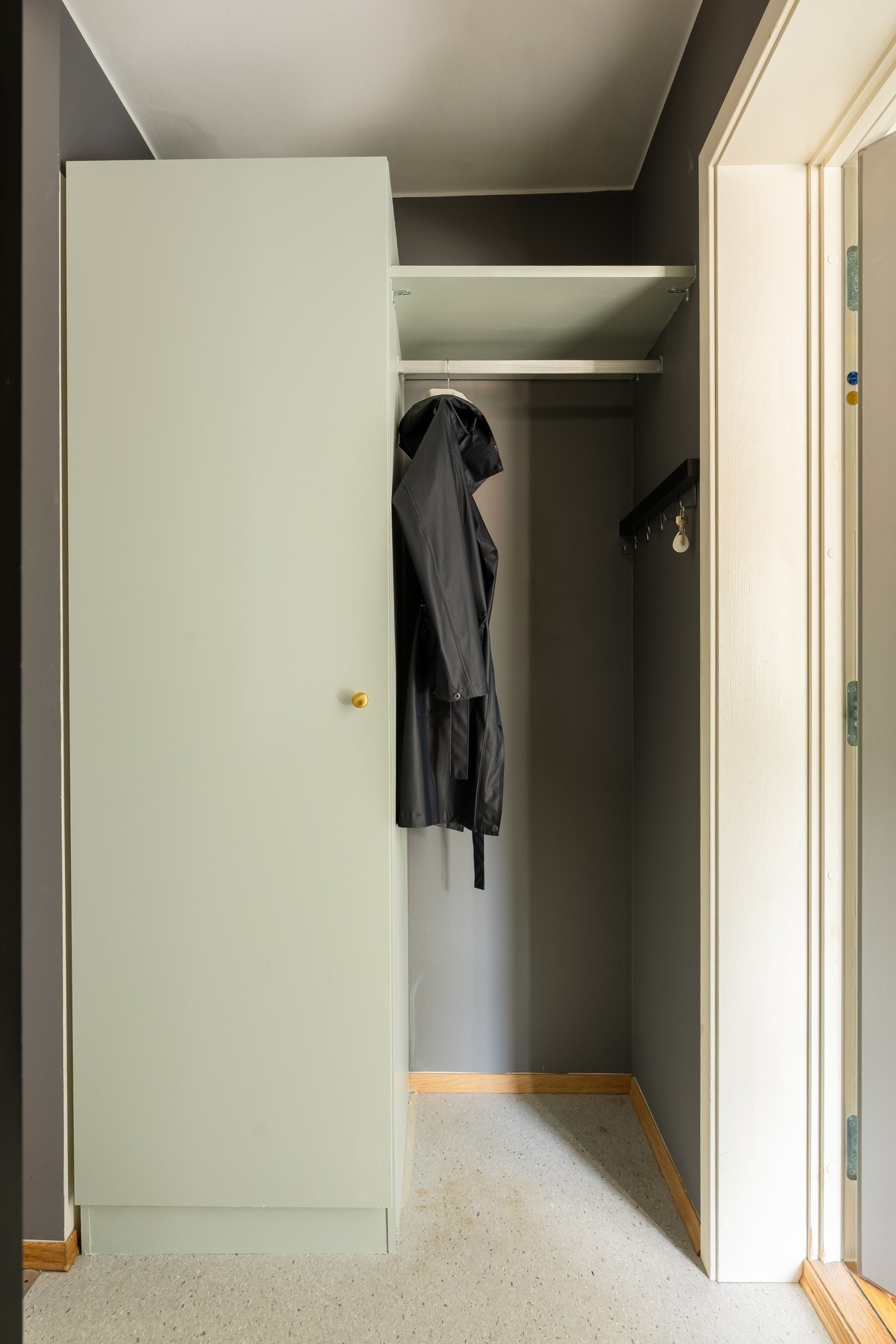 Her er det plass til oppbevaringsløsninger til yttertøy og sko. Galleribilde