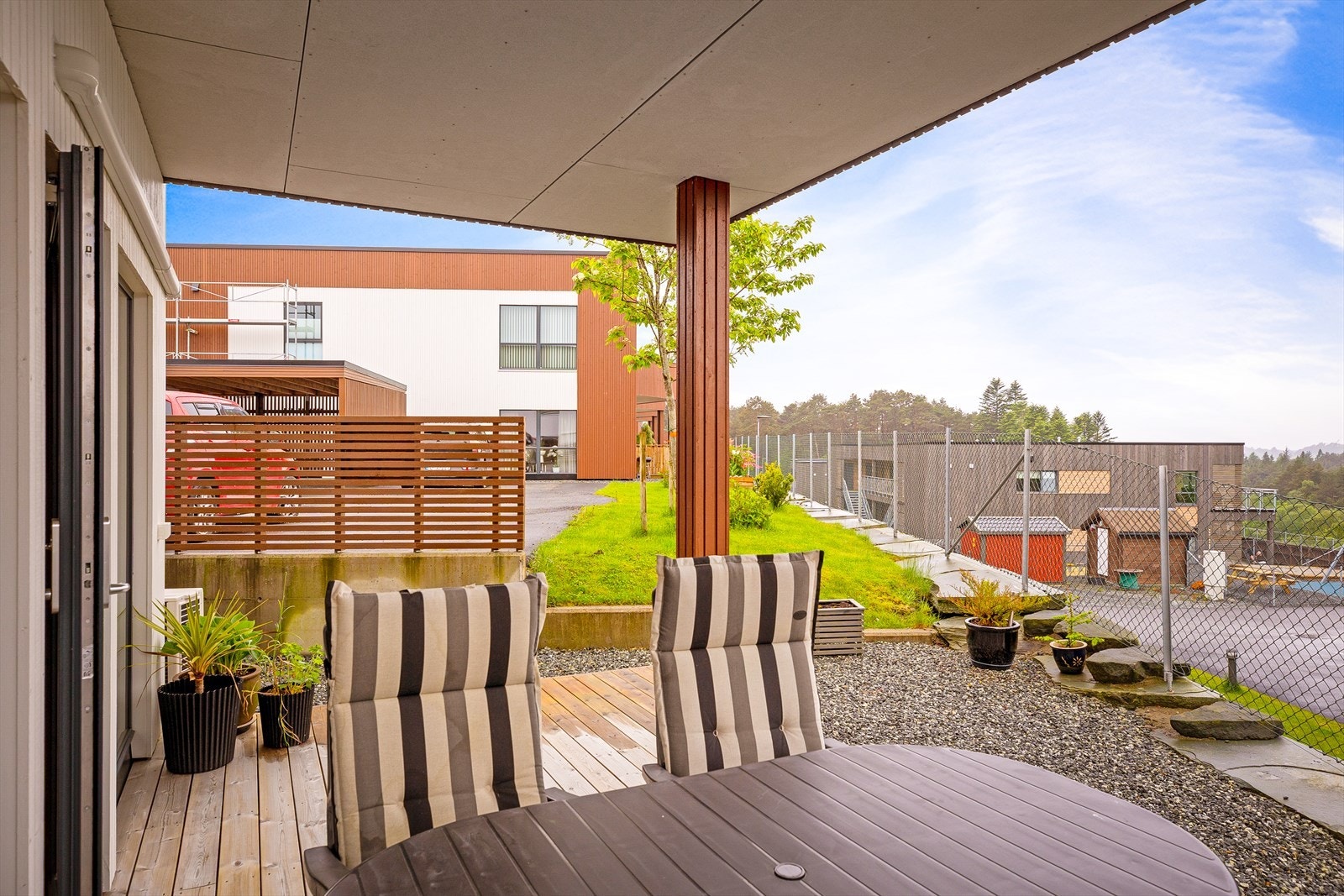 Pent opparbeidet markterrasse med god plass til utemøbler og beplantning. Her ligger forholdene til rette for hyggelige stunder utendørs gjennom store deler av året. Galleribilde