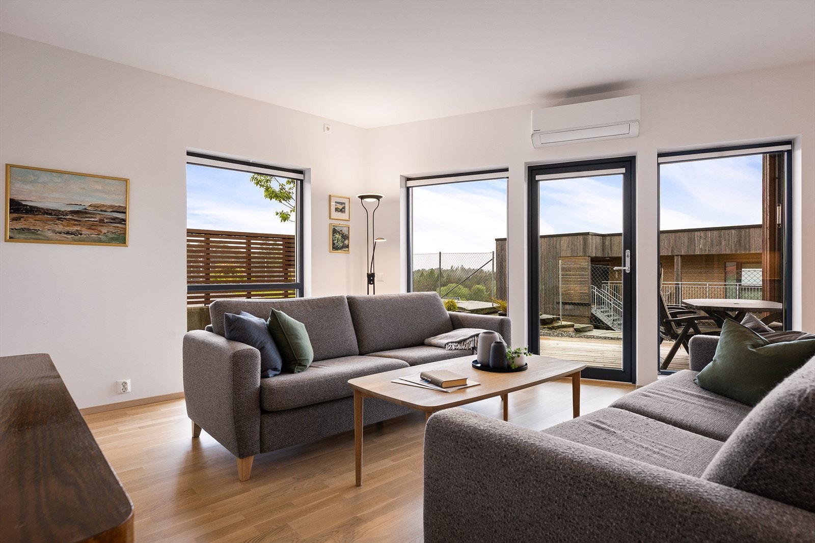 Et naturlig samlingspunkt for hyggelige sammenkomster med familie og venner. Fra stuen er det utgang til en koselig terrasse på 13m². Galleribilde